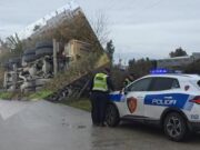 Aksident rrugor në aksin Fier-Kallm, kamioni përfundon në kanal