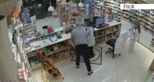 Fier, arrestohet 25-vjeçari që grabiti me forcë një farmaci (Video)