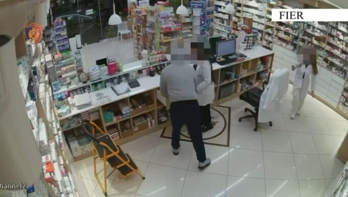 Fier, arrestohet 25-vjeçari që grabiti me forcë një farmaci (Video)