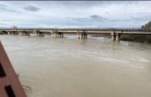 ALARM edhe nga Vjosa! Reshjet e dendura rrisin ndjeshëm niveli ne lumit, rrezik për daljen nga shtrati