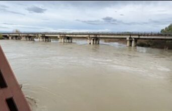 ALARM edhe nga Vjosa! Reshjet e dendura rrisin ndjeshëm niveli ne lumit, rrezik për daljen nga shtrati