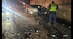 Aksident i rëndë në aksin Gjirokastër-Tepelenë, makinat përplasen “kokë më kokë”, humbin jetën tragjikisht tre të rinj