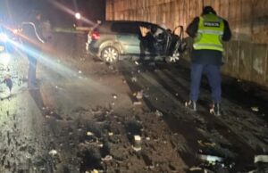 Aksident i rëndë në aksin Gjirokastër-Tepelenë, makinat përplasen “kokë më kokë”, humbin jetën tragjikisht tre të rinj