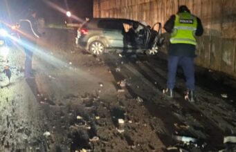 Aksident i rëndë në aksin Gjirokastër-Tepelenë, makinat përplasen “kokë më kokë”, humbin jetën tragjikisht tre të rinj