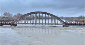 Rritet niveli i lumit Vjosa në Urën e Mifolit, arrin në 6.8 metra