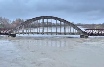 Rritet niveli i lumit Vjosa në Urën e Mifolit, arrin në 6.8 metra