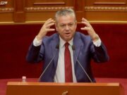 Ish-deputeti lushnjar demokratëve: Jeni të pështirë! Votoni Ramën që të kapardiset në Shtëpinë e Bardhë dhe pastaj na ftoni në protestë për ta rrëzuar