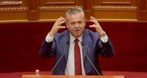 Ish-deputeti lushnjar demokratëve: Jeni të pështirë! Votoni Ramën që të kapardiset në Shtëpinë e Bardhë dhe pastaj na ftoni në protestë për ta rrëzuar