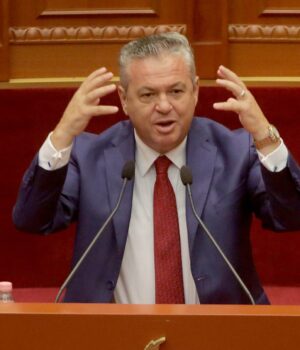 Ish-deputeti lushnjar demokratëve: Jeni të pështirë! Votoni Ramën që të kapardiset në Shtëpinë e Bardhë dhe pastaj na ftoni në protestë për ta rrëzuar