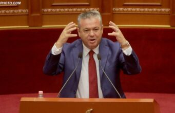 Ish-deputeti lushnjar demokratëve: Jeni të pështirë! Votoni Ramën që të kapardiset në Shtëpinë e Bardhë dhe pastaj na ftoni në protestë për ta rrëzuar