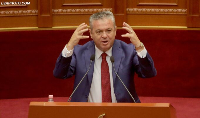 Ish-deputeti lushnjar demokratëve: Jeni të pështirë! Votoni Ramën që të kapardiset në Shtëpinë e Bardhë dhe pastaj na ftoni në protestë për ta rrëzuar