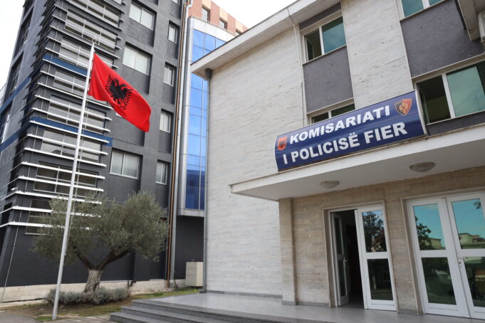 Kishin kthyer apartamentin në ‘çerdhe’ prostitucioni, arrestohen dy rumune në Fier