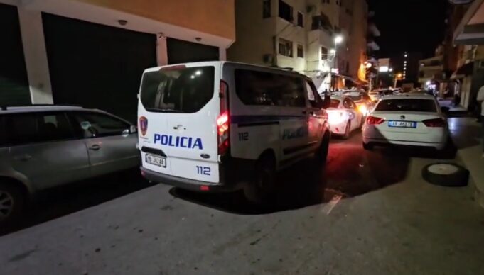 Plagosja në Tiranë/ Policia zbardh ngjarjen, 18-vjeçarja u vetëplagos, 2 të arrestuar, 3 në kërkim