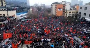 Mijëra shqiptarë bëhen bashkë në Prishtinë në mbështetje të ish-krerëve të UÇK-së