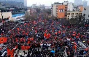 Mijëra shqiptarë bëhen bashkë në Prishtinë në mbështetje të ish-krerëve të UÇK-së