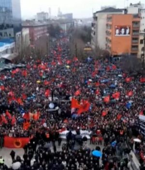 Mijëra shqiptarë bëhen bashkë në Prishtinë në mbështetje të ish-krerëve të UÇK-së