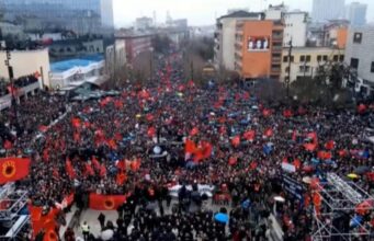 Mijëra shqiptarë bëhen bashkë në Prishtinë në mbështetje të ish-krerëve të UÇK-së