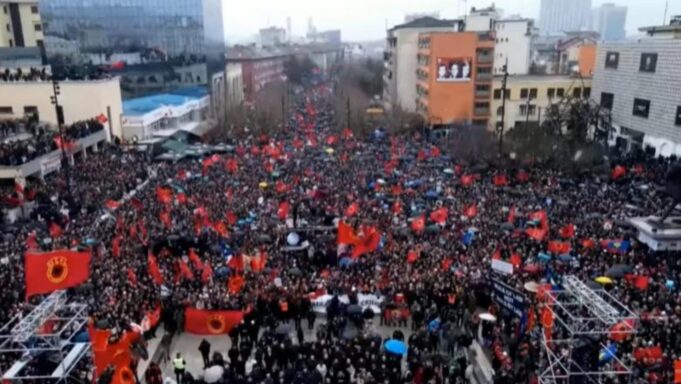 Mijëra shqiptarë bëhen bashkë në Prishtinë në mbështetje të ish-krerëve të UÇK-së