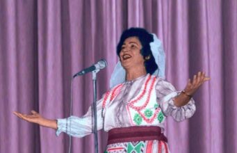 𝐋𝐞𝐟𝐭𝐞𝐫𝐢 𝐒𝐢𝐥𝐨, 𝐚𝐫𝐭𝐢𝐬𝐭𝐣𝐚 𝐪ë 𝐮 𝐫𝐫𝐢𝐭 𝐝𝐡𝐞 𝐣𝐞𝐭𝐨𝐢 𝐦𝐞 𝐤ë𝐧𝐠ë𝐧 𝐟𝐢𝐞𝐫𝐚𝐤𝐞