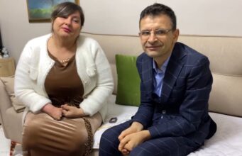 Çifti me aftësi ndryshe në Fier feston ‘Shën Valentinin’ e 29-të: Mos shikoni dashurinë materialiste, por atë të vërtetë