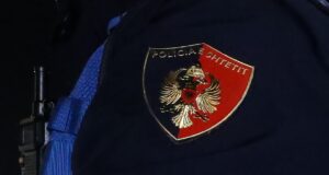 Vodhi portofolin në një dyqan të Fierit, policia shpall në kërkim 45 vjeçarin