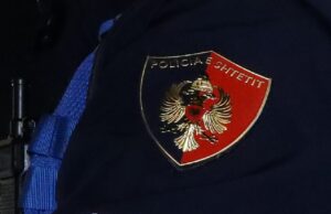 Vodhi portofolin në një dyqan të Fierit, policia shpall në kërkim 45 vjeçarin