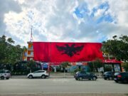 Flamur gjigant në Fier para ndeshjes Poloni-Shqipëri