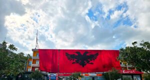 Flamur gjigant në Fier para ndeshjes Poloni-Shqipëri