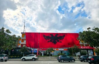 Flamur gjigant në Fier para ndeshjes Poloni-Shqipëri