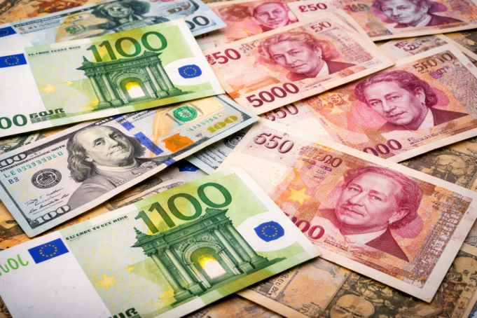 Këmbimi valutor 26 mars/ Me sa blihen e shiten dollari dhe euro