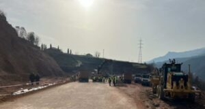 Pas 11 ditësh bllokim, rikthehet sot lëvizja e automjeteve në aksin Librazhd–Prrenjas!
