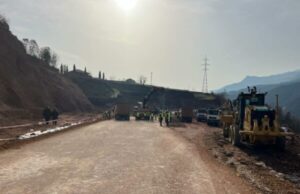 Pas 11 ditësh bllokim, rikthehet sot lëvizja e automjeteve në aksin Librazhd–Prrenjas!