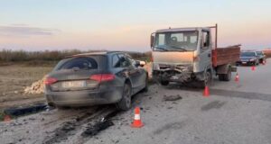 Aksident në Fier, “Audi” përplaset me kamionçinën, 3 persona të plagosur!