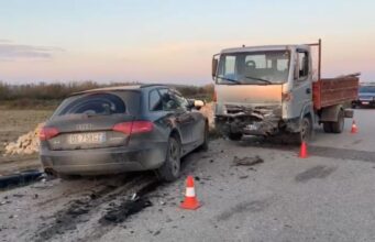 Aksident në Fier, “Audi” përplaset me kamionçinën, 3 persona të plagosur!