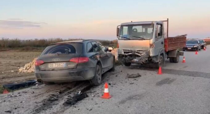 Aksident në Fier, “Audi” përplaset me kamionçinën, 3 persona të plagosur!