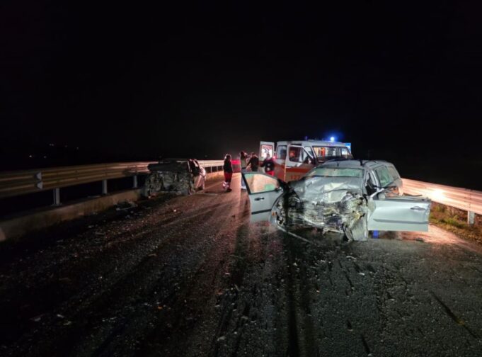 Aksident tragjik në Vlorë, humbin jetën dy drejtuesit e automjeteve, lëndohet një pasagjer