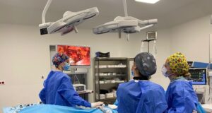 Realizohet me sukses trajtimi i hernies inguinale me laparoskopi në Spitalin Memorial në Fier