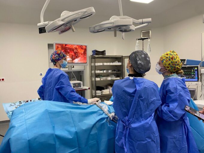 Realizohet me sukses trajtimi i hernies inguinale me laparoskopi në Spitalin Memorial në Fier