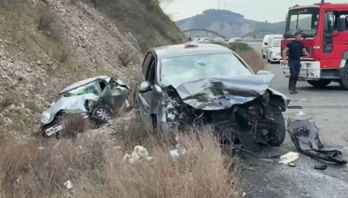 Aksident i rëndë në Rrugën e Kombit, 4 të lënduar