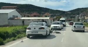 Aksident në aksin Fier-Patos/ Makina përplas një person me biçikletë
