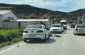Aksident në aksin Fier-Patos/ Makina përplas një person me biçikletë