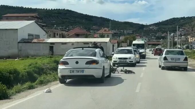 Aksident në aksin Fier-Patos/ Makina përplas një person me biçikletë