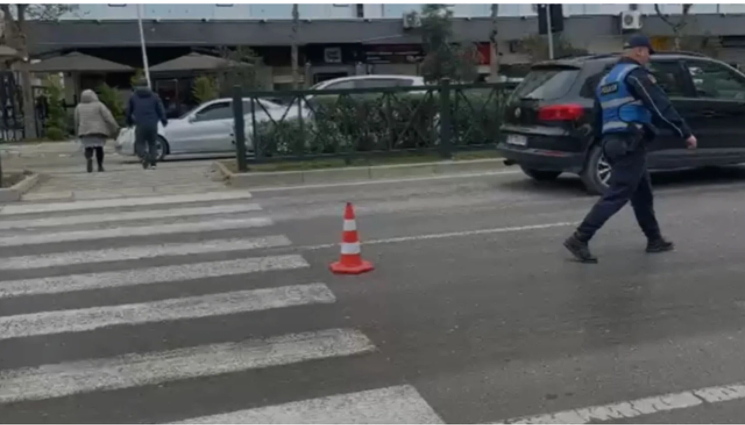 Makina përplas 57-vjeçaren në vijat e bardha në Vlorë, drejtuesi largohet nga vendngjarja