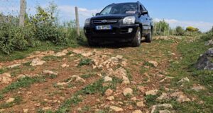 75 familje në Drizar kërkojnë ndërhyrje urgjente: Rruga e varrezave e pakalueshme prej dekadash
