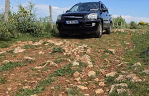 75 familje në Drizar kërkojnë ndërhyrje urgjente: Rruga e varrezave e pakalueshme prej dekadash