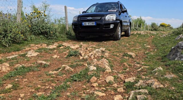 75 familje në Drizar kërkojnë ndërhyrje urgjente: Rruga e varrezave e pakalueshme prej dekadash