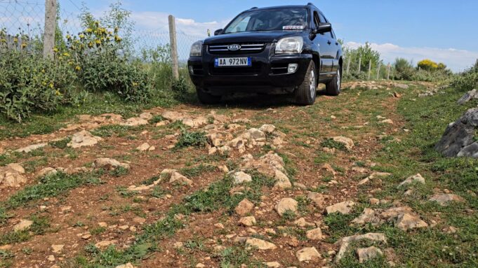 75 familje në Drizar kërkojnë ndërhyrje urgjente: Rruga e varrezave e pakalueshme prej dekadash