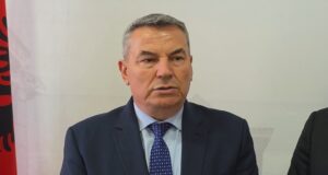 Stina e zjarreve, Kreu i AKMC në Fier: Do shtojmë flotën e mjeteve ajrore, por nuk duhet të presim shuarjen e zjarreve vetëm nga avionët