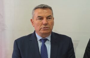 Stina e zjarreve, Kreu i AKMC në Fier: Do shtojmë flotën e mjeteve ajrore, por nuk duhet të presim shuarjen e zjarreve vetëm nga avionët