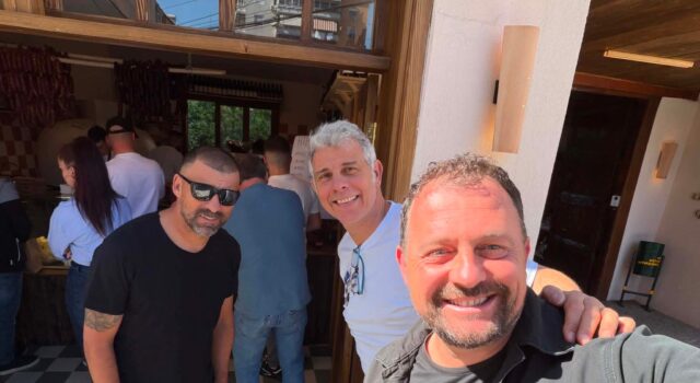 Dy legjendat e Interit, Toldo dhe Samuel, shihen te “Bukë e Gjath” duke pritur të shijojnë gatimet shqiptare